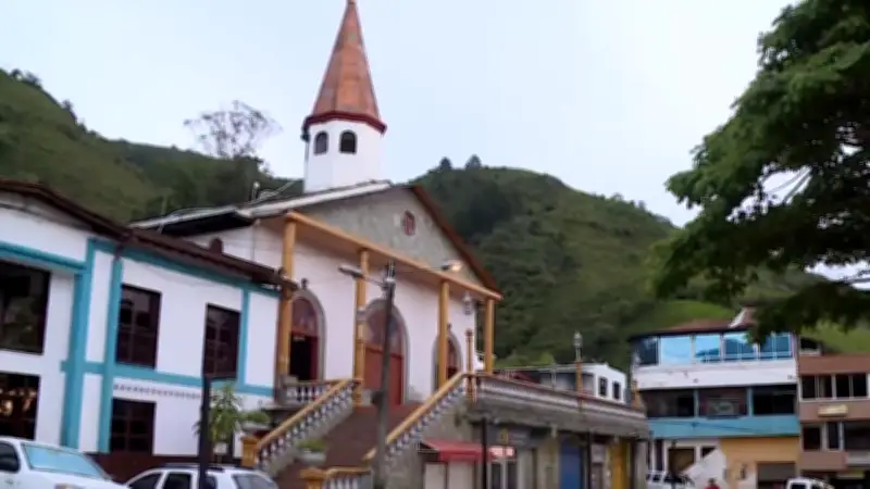 Piden suspender diálogos de paz tras ataques con drones que desplazaron a 83 familias en Briceño, Antioquia