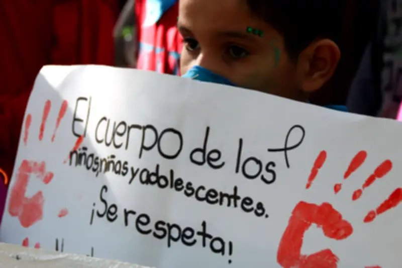Plantón de padres en Barranquilla exige retiro de profesor acusado de acoso sexual