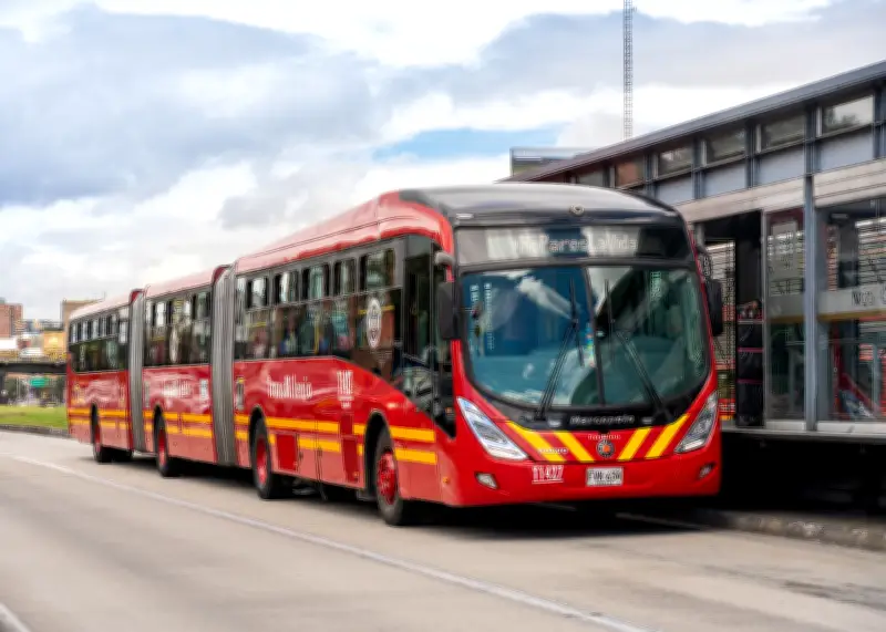 Pánico en Transmilenio por violento robo con cuchillos dentro de bus en Bogotá