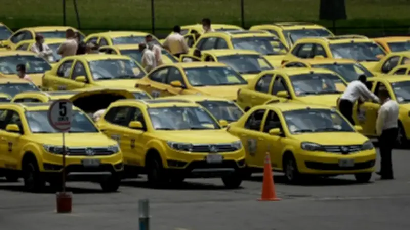 Policía confirma que el 60% de taxistas verificados en Bogotá tienen antecedentes
