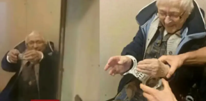 Policía de Países Bajos detiene simbólicamente a mujer de 99 años para cumplir su sueño carcelario