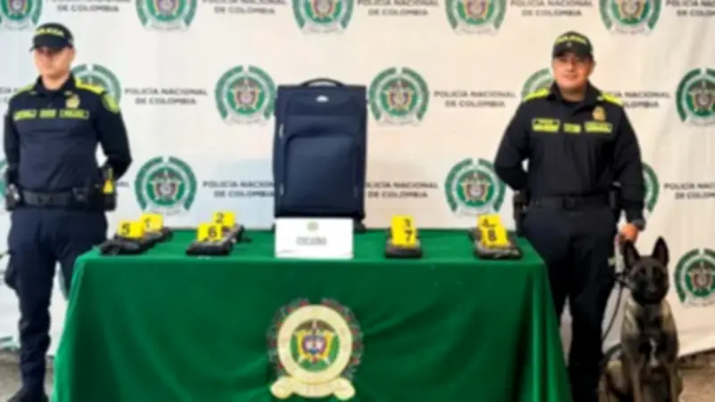 Policía incauta 8,7 kg de cocaína en maleta con GPS en aeropuerto El Dorado de Bogotá