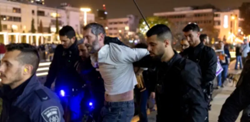 Policía israelí dispersa protesta y detiene a 10 personas en Tel Aviv desafiando orden judicial