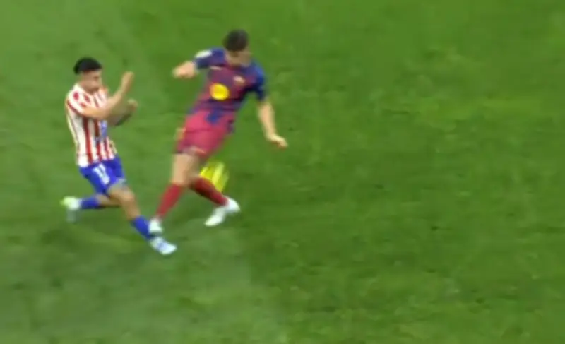 Polémica arbitral en Atlético-Barça: VAR revierte expulsión de Gerard Martín