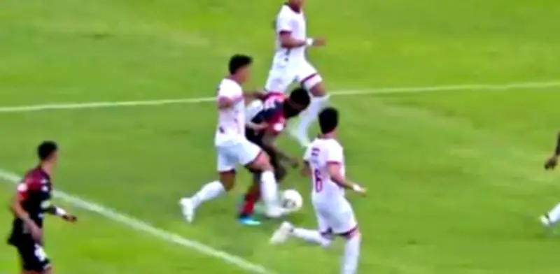 Polémica arbitral en victoria del Cúcuta sobre América: árbitro dio continuidad y luego penalti