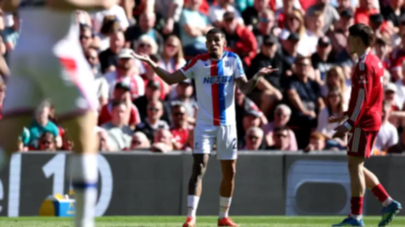 Polémico gol de Daniel Muñoz en Anfield desata furia y agresión de hinchas