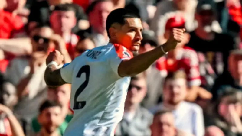 Polémico gol de Daniel Muñoz en Anfield genera abucheos y críticas