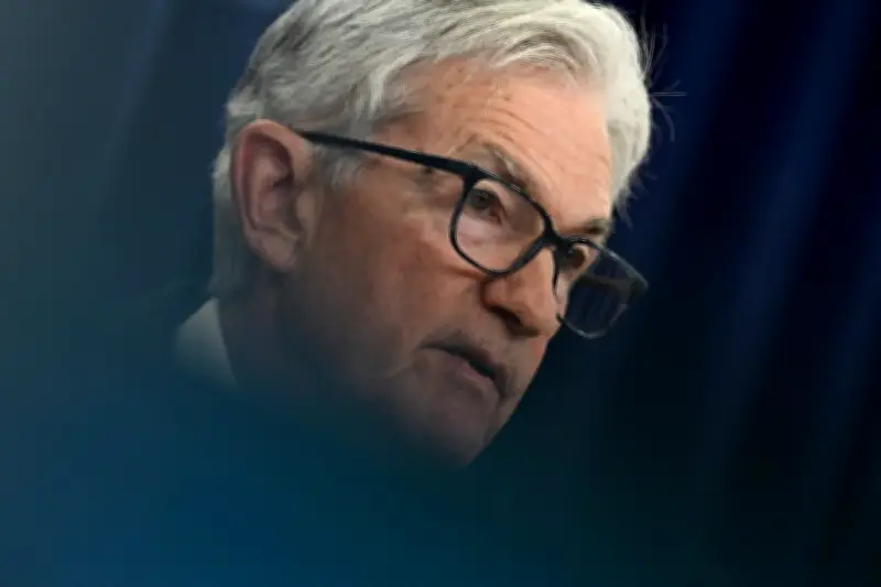 Powell seguirá en la Fed tras su mandato con bajo perfil, generando tensiones