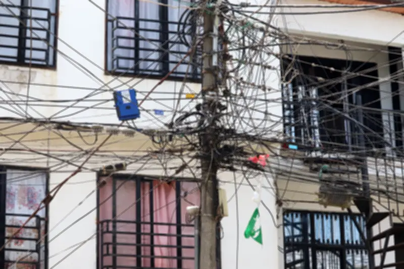 Preocupación en Santa Mónica Popular por postes saturados de cables
