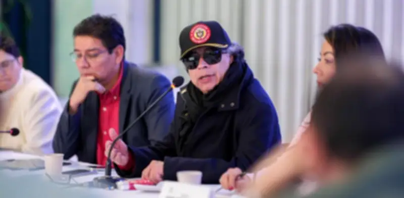 Presidente Petro explica uso médico de gafas oscuras en consejo de ministros en Ipiales