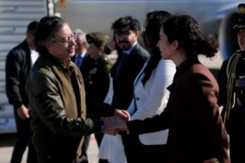 Presidente Petro llega a Barcelona para Cumbre en Defensa de la Democracia