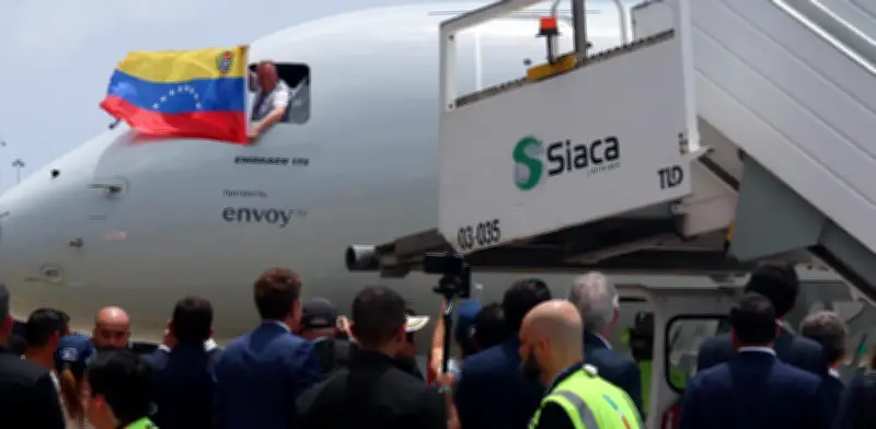 Primer vuelo de EE. UU. aterriza en Venezuela tras 7 años para acuerdos económicos