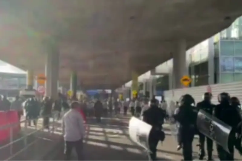 Protesta de taxistas causa caos en la calle 26 y bloquea acceso al Aeropuerto El Dorado