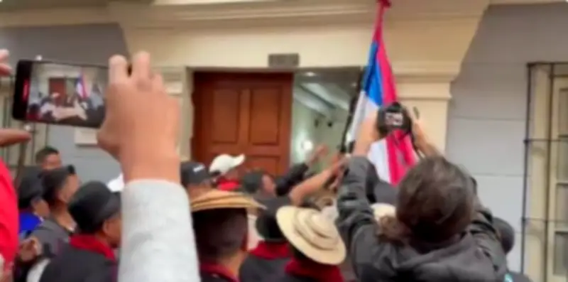 Protesta indígena Misak genera tensión en Cancillería de Bogotá por disputas territoriales