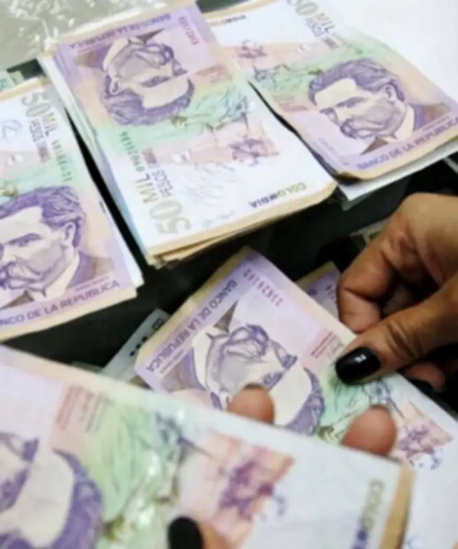 ¿Puede subir el salario mínimo si aumentan las tasas de interés? La ley colombiana responde