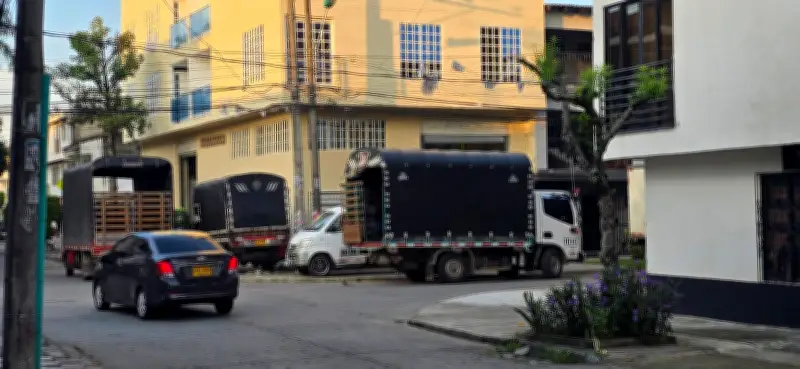 Queja en Las Acacias: camiones bloquean vía y generan contaminación