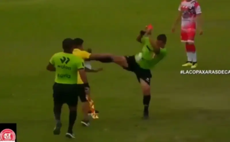Árbitro peruano ejecuta patada voladora contra jugador en partido amateur