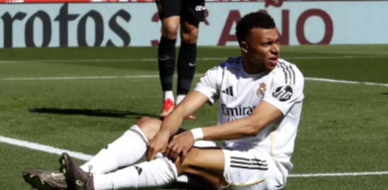 Real Madrid confirma lesión de Mbappé y peligra su presencia en el clásico