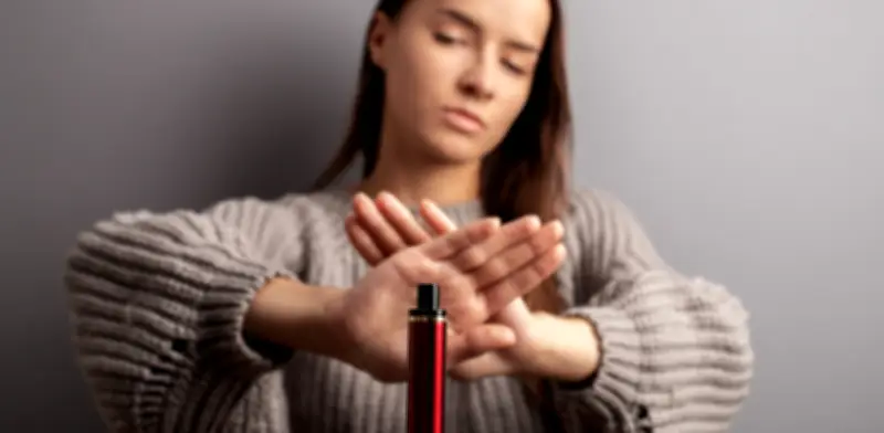 Reino Unido prohíbe de por vida cigarrillos y vapeadores para generación nacida después de 2009