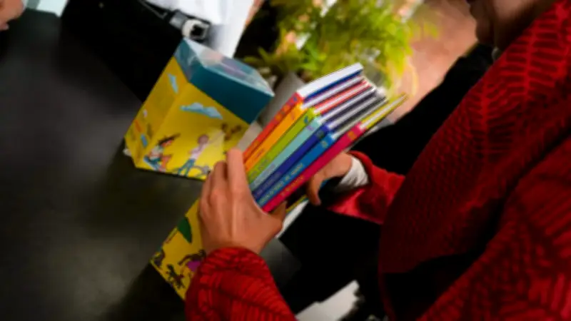 Relatos de infancia conmueven en conmemoración del Día de las Víctimas en Bogotá