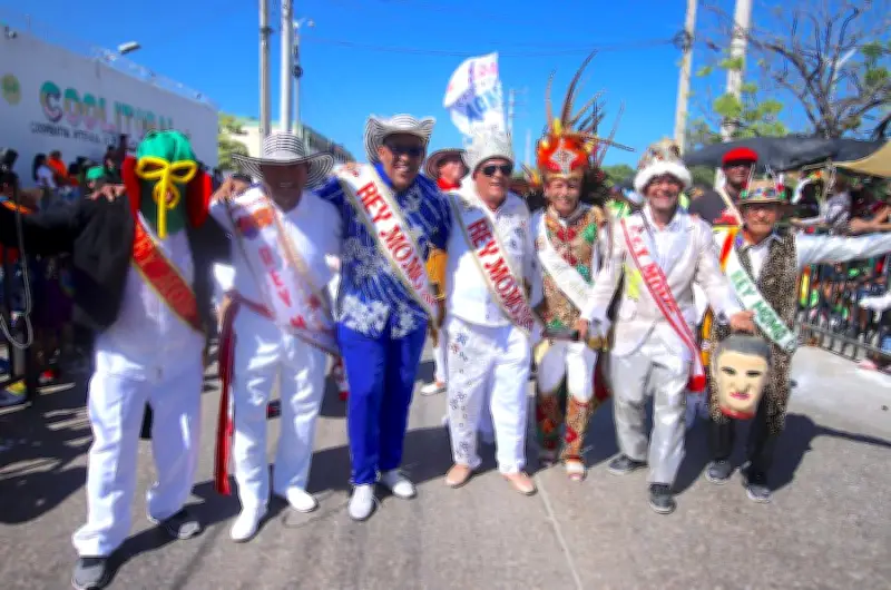 Reyes Momo llevan la tradición carnavalera a colegios de Barranquilla en su aniversario 213