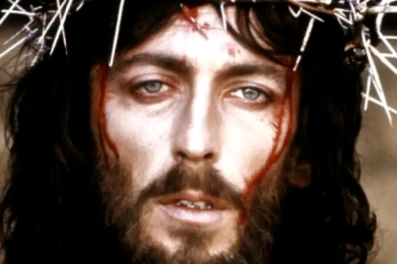 Robert Powell: 50 años como el rostro icónico de Jesús en la televisión mundial
