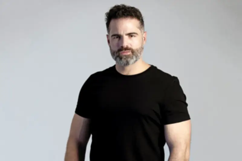 Roberto Manrique sufre accidente con escenografía durante preestreno teatral