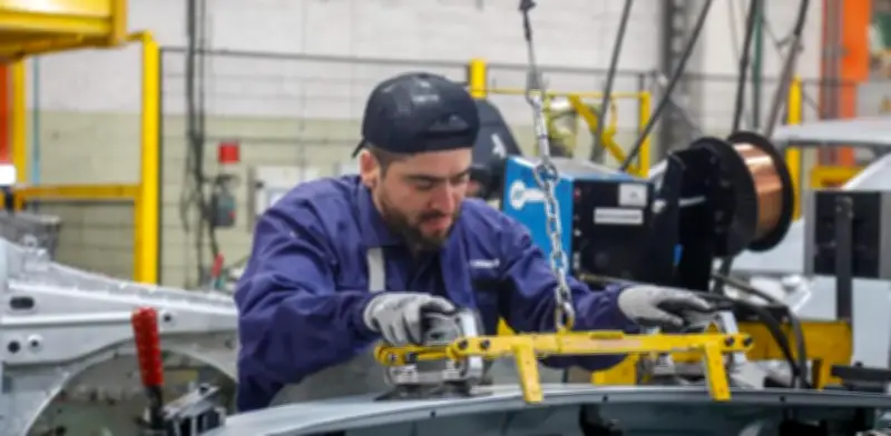 Salario mínimo récord no afecta empleo en Colombia, pero genera alertas de desaceleración