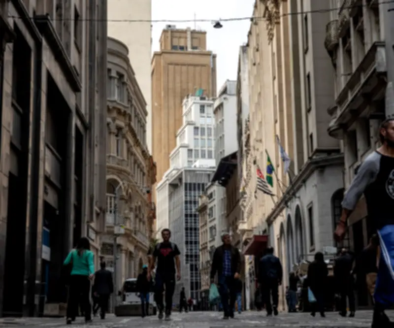 Salidas récord de fondos de crédito en Brasil por altas tasas y guerra