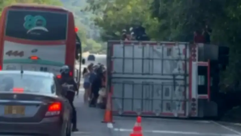 Saquean camión volcado en vía a Villeta; pasajeros de flota habrían participado