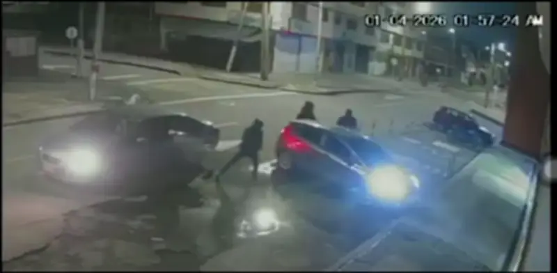 Seis delincuentes armados intentaron robar un vehículo en Bogotá: conductor frustró hurto con maniobra evasiva