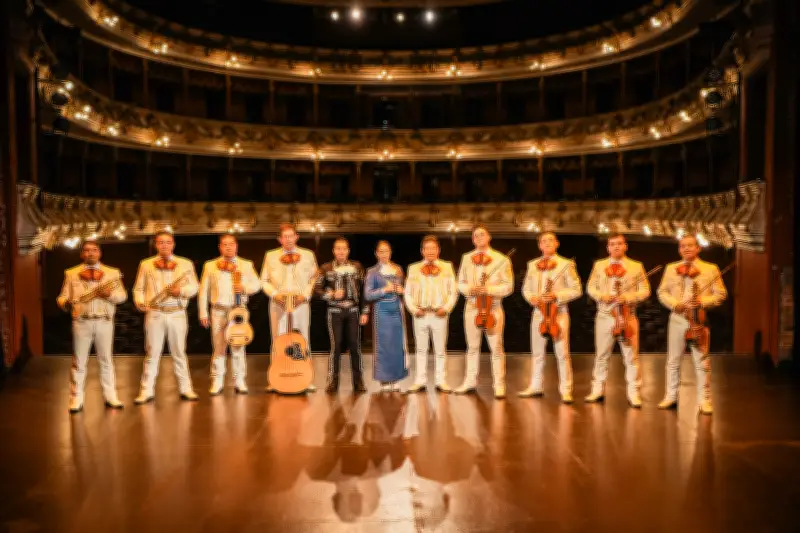 Serenata a las madres en el Teatro Municipal: banda y mariachis juntos