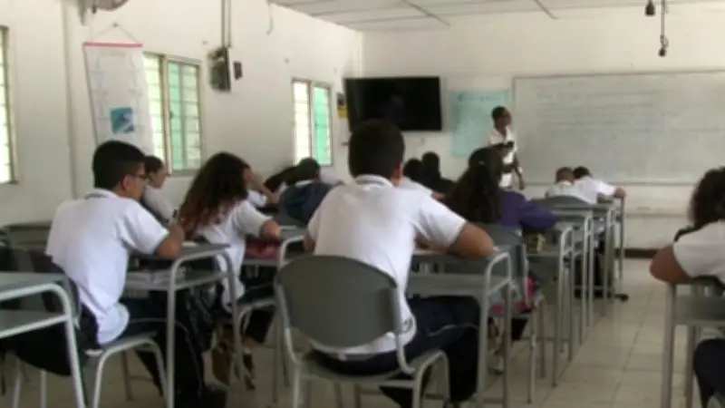 Sicario secuestra bus escolar con 20 niños en Cali durante persecución policial