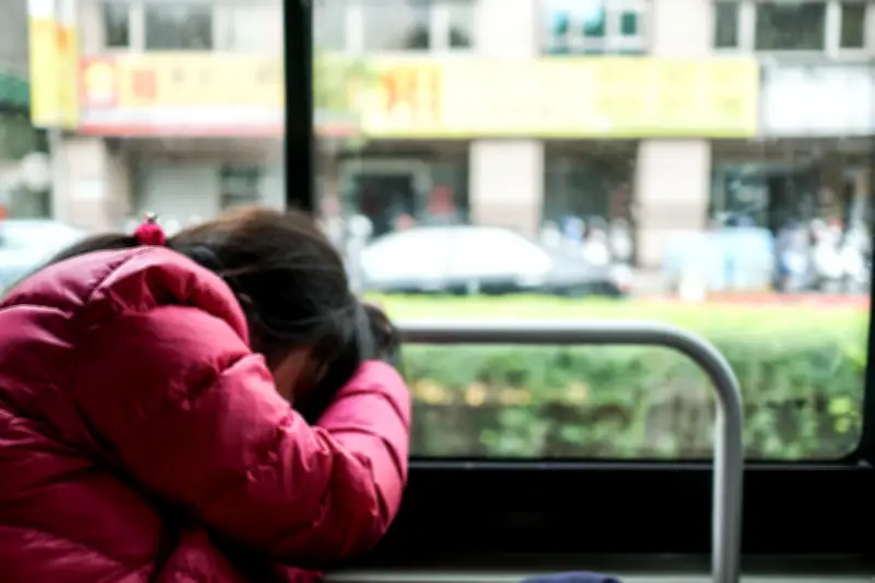 Sicario secuestra bus escolar en Cali durante fuga tras ataque armado que dejó un muerto