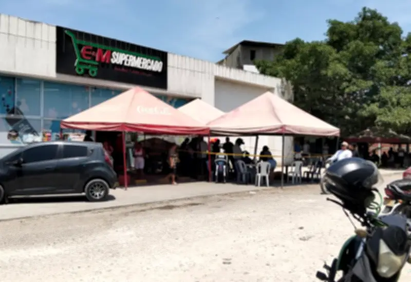 Sicarios en moto asesinan a hombre frente a supermercado en Calicanto