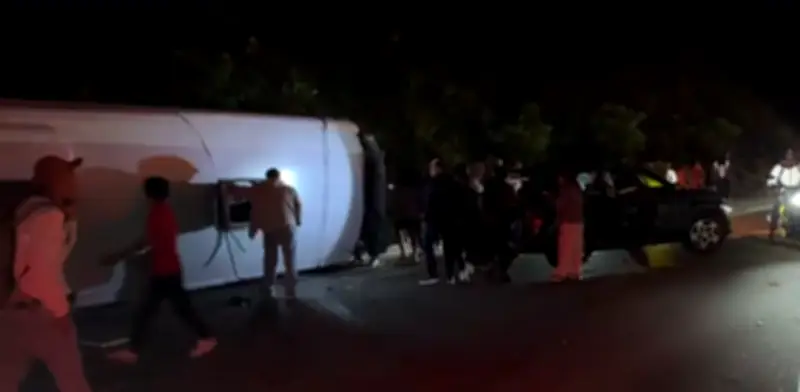Siniestro vial en vía Bogotá-La Vega deja cuatro lesionados tras volcamiento de bus