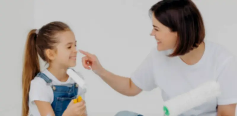 Sobrecarga informativa altera decisiones de compra de padres primerizos en cuidado infantil colombiano