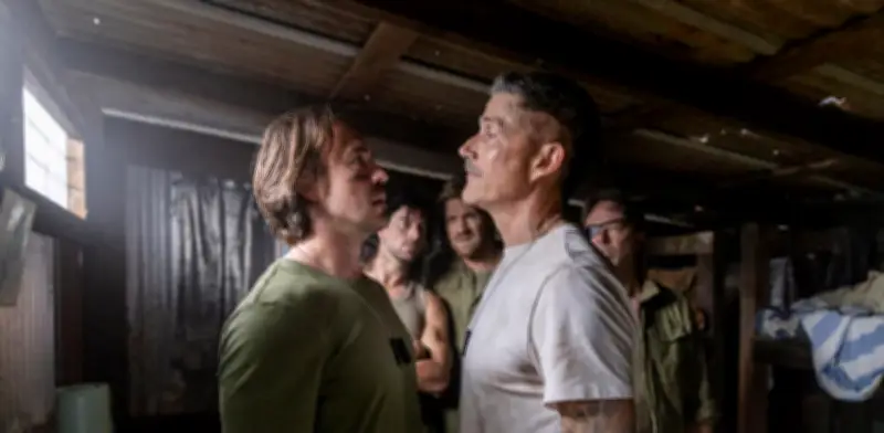 Soldados secuestrados se vuelven virales en la serie australiana C.A.U.G.H.T.