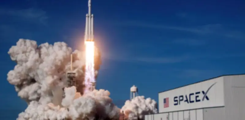 SpaceX de Elon Musk inicia proceso para salir a bolsa con valoración histórica