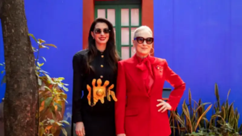 Streep y Hathaway deslumbran en pasarela por estreno de 'El Diablo Viste a la Moda 2'