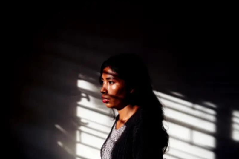 Sugey Amaya: La mujer que espera noches enteras para liberar reclusos en El Salvador