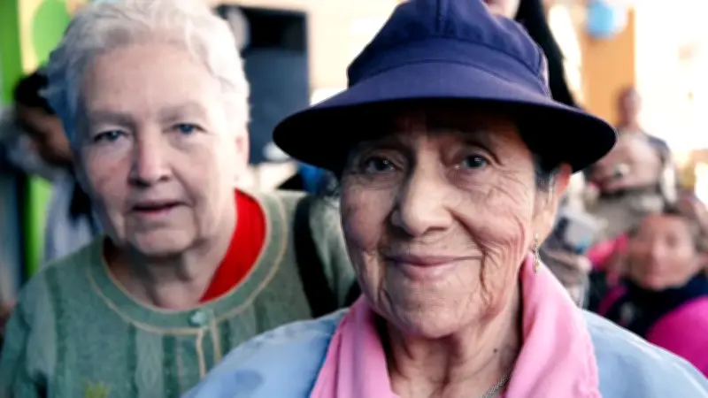Taller gratuito en Bogotá enseña redes sociales a adultos mayores