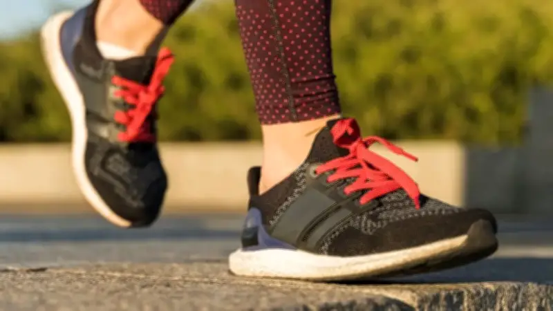 Tenis originales vs réplicas: riesgos para la salud y el bolsillo