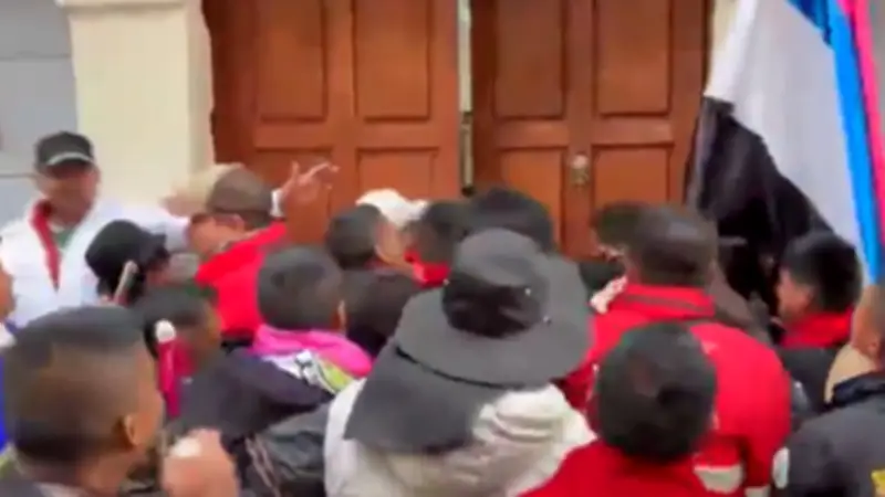 Tensión en Cancillería: Minga Indígena Misak intenta ingreso forzado durante protesta en Bogotá