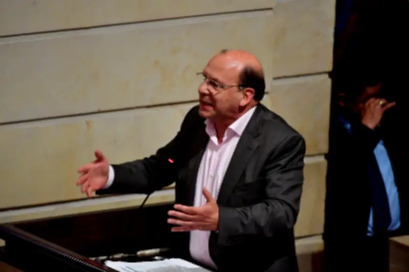 Tensión en el Banco de la República: Ministro de Hacienda se retira tras subida de tasas