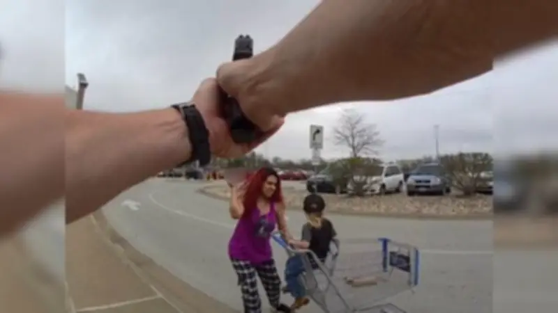 Terror en Walmart de Omaha: Mujer con demencia secuestra y apuñala a niño de 3 años antes de ser abatida por policía
