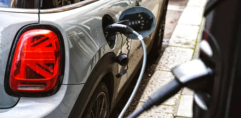 Tesla revoluciona el mercado eléctrico colombiano: marcas como BYD y KIA recortan precios hasta $50 millones