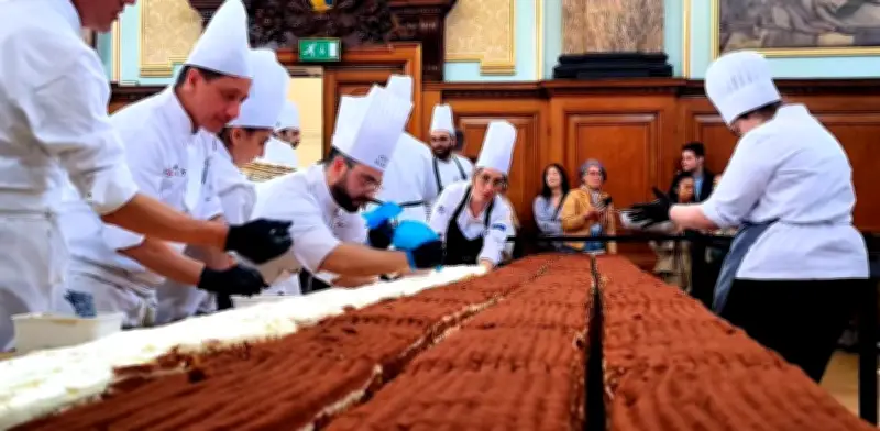 Tiramisú de 440 metros bate récord Guinness como el postre más largo