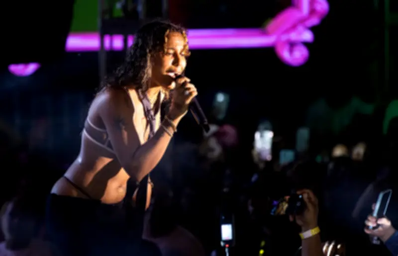 Tokischa genera polémica al posar semidesnuda en iglesia española