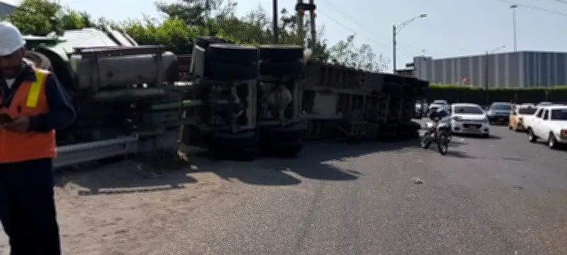 Tractomula se volcó en vía a Mamonal: accidente cerca del antiguo peaje de Ceballos